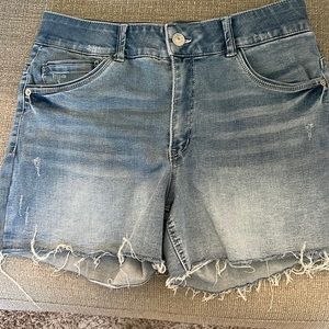 Denim short with frayed hem